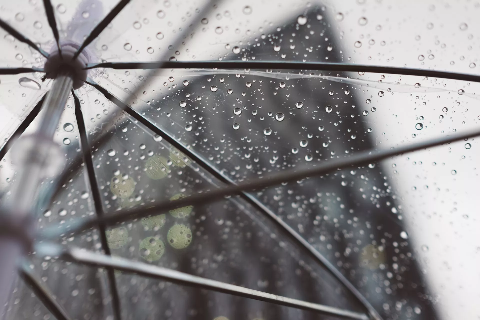 DOMINGO DE ELECCIONES CON LLUVIAS EN LA CIUDAD
